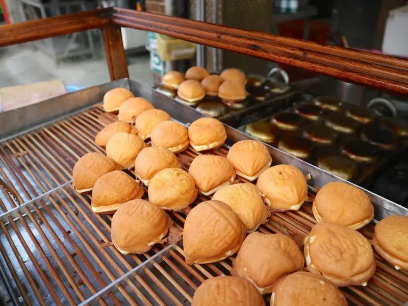 老正牌 • 阿堯師雞蛋糕：台南最美味的雞蛋糕，在地35年的古早好味道｜台南武聖夜市.小北夜市必吃/午茶點心推薦 - 進食的巨鼠