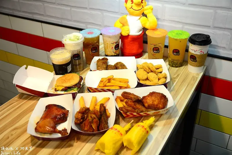 【台北大安區│美食】頂呱呱TKK X 美國功夫茶Kung Fu Tea。吃炸雞就是要配珍奶啊，首間旗艦店，忠孝敦化1號出口旁
