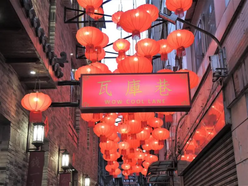 瓦庫麻辣鍋｜2020最新台中網美打卡景點–瓦庫巷！在古色古香的氛圍中品嚐限量肉山拼盤！超正點麻辣寬粉必吃！台中麻辣鍋推薦、台中美食餐廳推薦、台中景點推薦、台中打卡景點