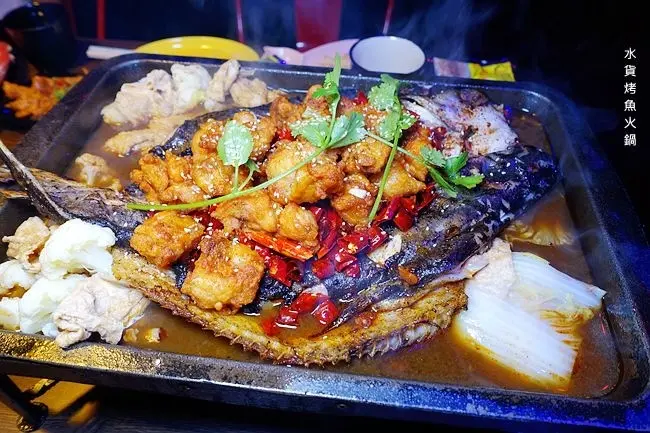 桃園中壢美食 ▶ 水貨烤魚火鍋 中壢店 ▶ 午宵時段每人只要$188元起 一爐兩吃超過癮 麻辣烤魚、火鍋雙重美味!