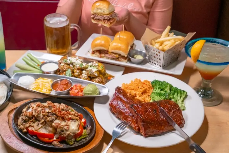 Chilis 奇利斯美式餐廳 大直店｜碳烤豬肋排、鐵板法士達體驗純粹的味道！ · 算命的說我很愛吃