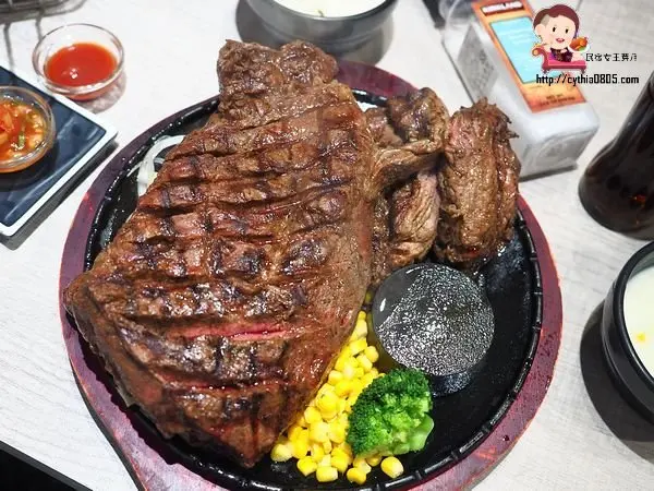 64盎司的牛排到底有多大，這樣四個人到底吃不吃的完，好吃的溼式熟成牛排，就在中和這邊哦!!