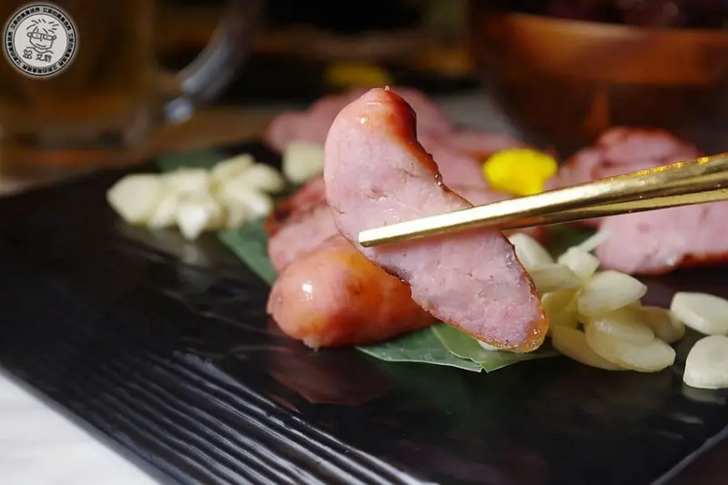 [燒烤．寵物友善餐廳]誰說約會不能吃燒烤．平實的價格、高檔的環境，也不需自己動手烤．金烤盃