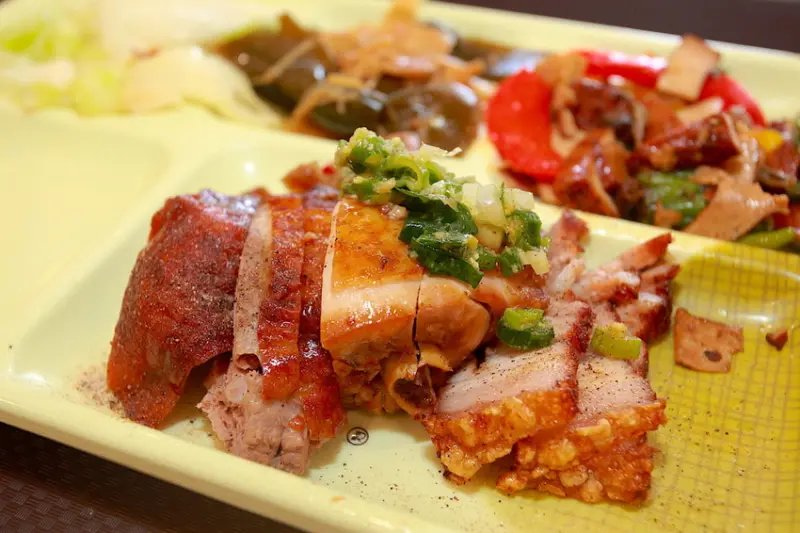 吃。高雄|左營區|左營大路美食。隱藏版燒臘便當，飄香超過20年，餐點美味定價合理「劉師傅港式中式便當」。