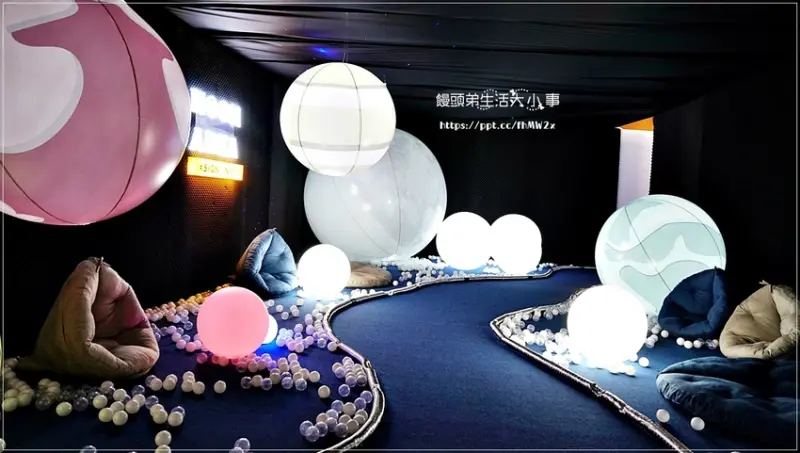 【台北景點】信義新光三越A11特別打造全新的「SIGN IN登入月球」展，百坪少女外太空浮空間，打造網美必拍的超夢幻場景