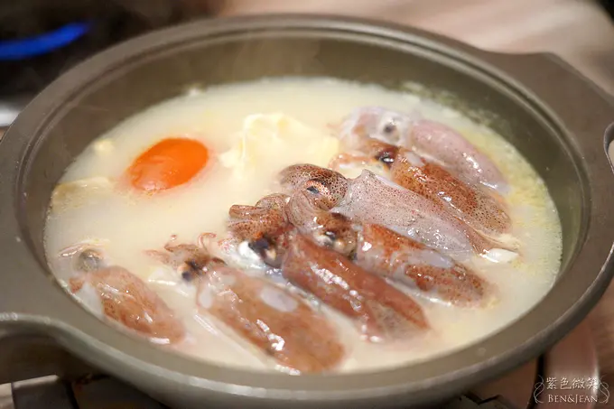 湯川鍋物▋平價新鮮小火鍋220起不收服務費，超推小卷痛風鍋/海陸天王鍋/蛤蜊鍋/雞柳鍋新鮮又好吃，還有司鍋底/味噌湯底/蒙古紅辣湯底/麻辣湯底可挑選，東門夜市旁附停車位(宜蘭市火鍋餐廳)