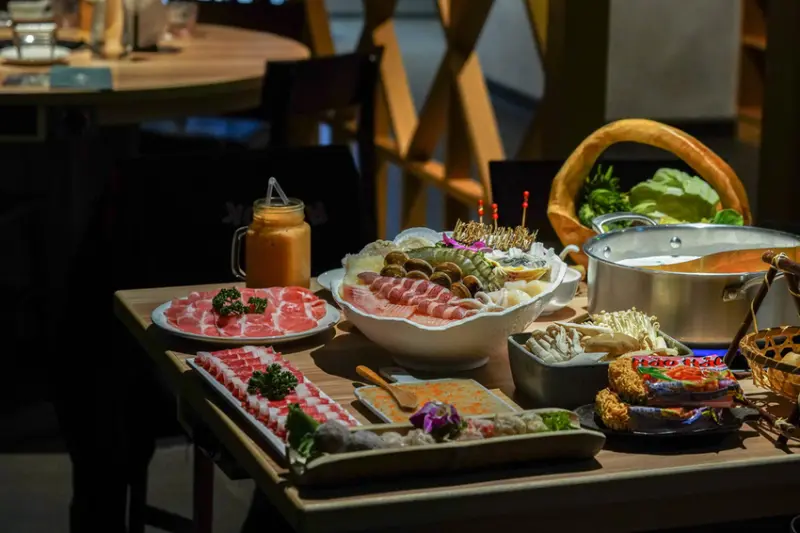 泰滾Rolling Thai 南京店X魔王 台北中山區 泰式鴛鴦火鍋 冬蔭功湯 椰奶雞湯 檸檬香茅 綠咖哩湯 中山區火鍋推薦 捷運松江南京站 內文有店家資訊 