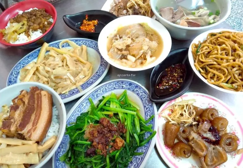 阿熹嬤古早味炒麵｜銅板價古早風味傳統早午餐 紅茶免費喝到飽 炒麵 豬心湯 滷白菜 爌肉飯  台灣大道旁