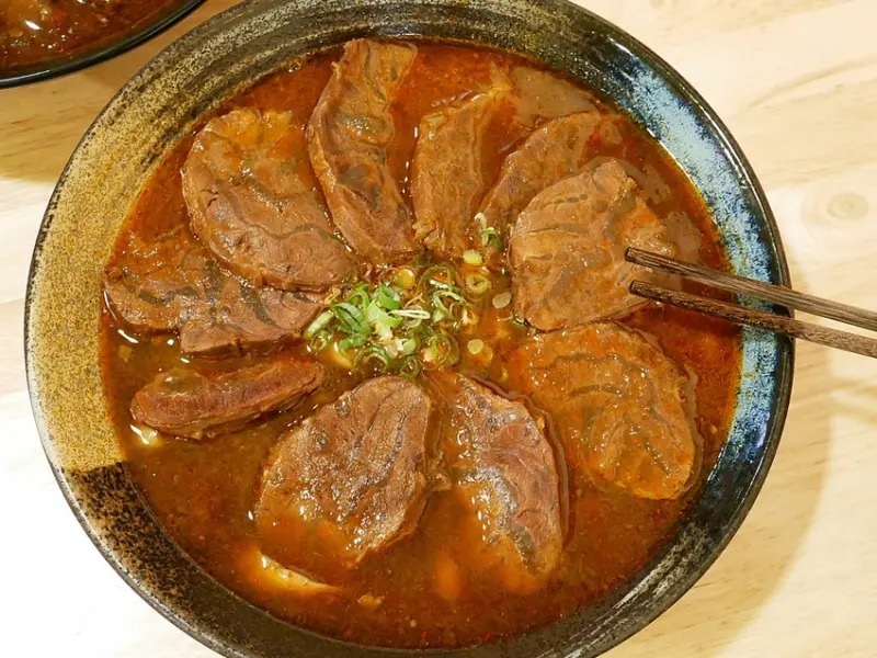 桃園中壢人氣牛肉麵，牛肉量多大塊又好吃，滷到超軟嫩好好吃-集英會牛肉麵館