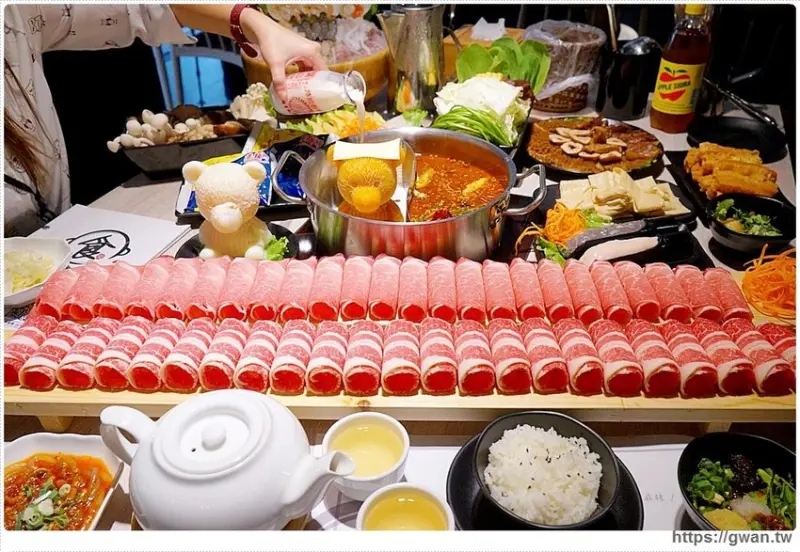 台中也有超萌小熊鍋，整罐高大鮮乳自己加，白飯、鴨血、豆腐吃到飽，壽星再送浮誇長肉盤！！