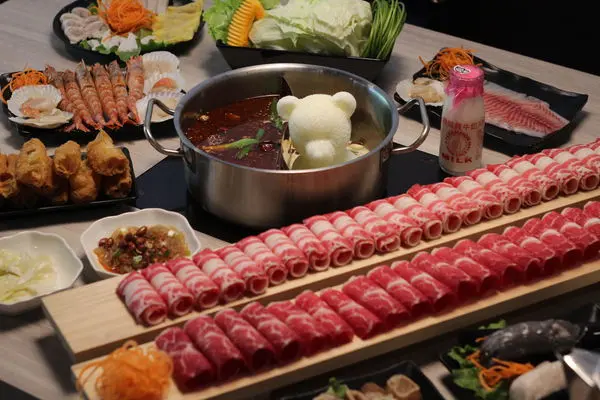 台中美食｜愛食鍋-高雄超夯麻辣火鍋來台中，超長肉盤好過癮