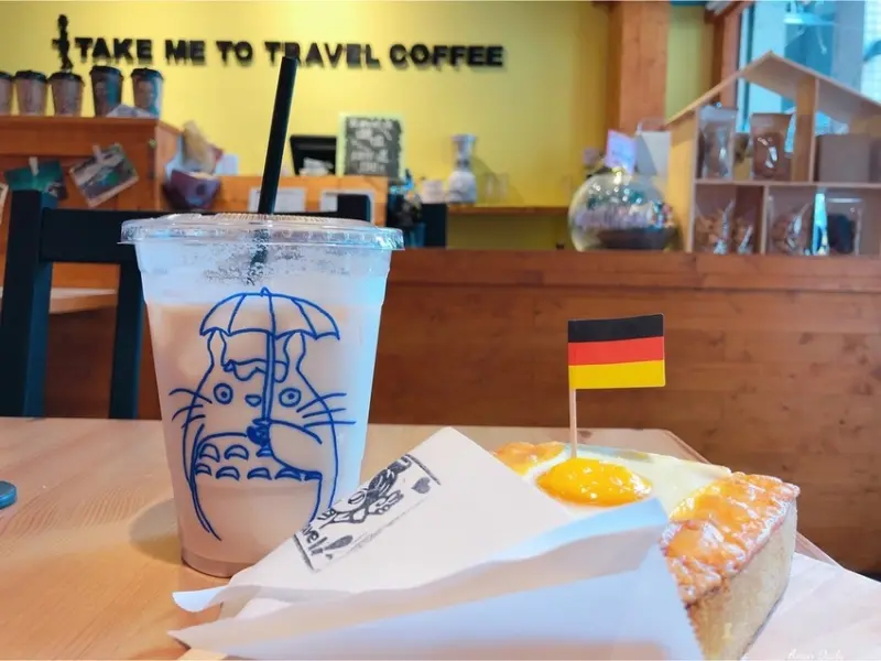 | 高雄美食 | 超繽紛的手繪旅行風/超好喝的鳳山奶奶鮮奶茶/超萌手繪飲料杯/帶我去旅行-英明店