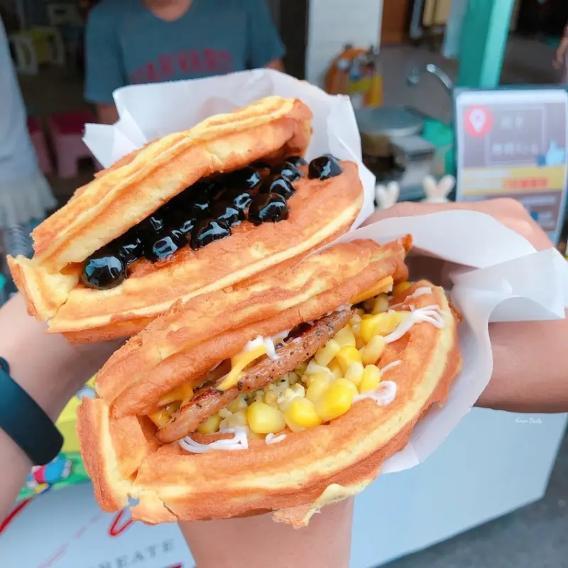 | 高雄美食 | 五甲人最愛的散步美食/鹹的甜的口味通通都有/二十幾種配料任你搭完全客製化的銅板鬆餅/﻿酷鬆餅