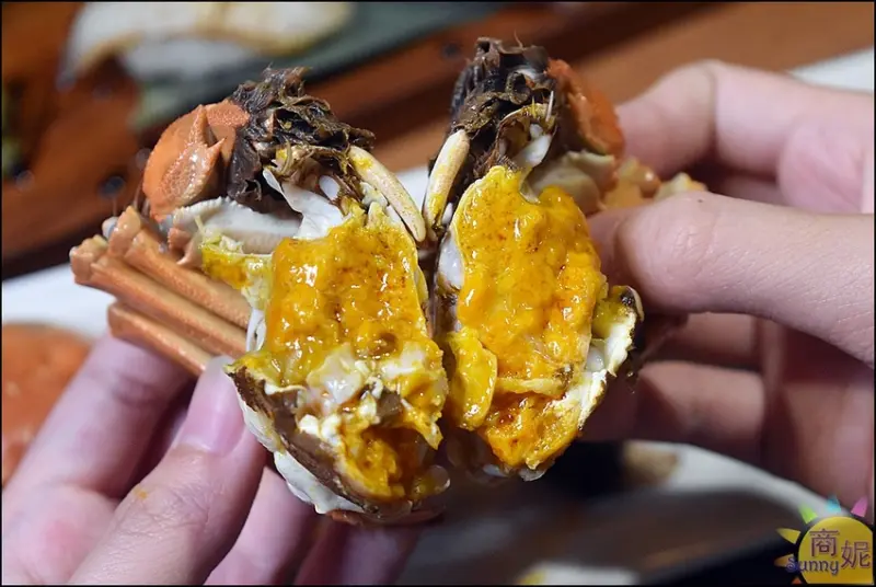 台中大閘蟹買一送一沒預約吃不到!桀壽司。每隻超過4兩活體現蒸滿滿蟹膏不到250元太超值@商妮吃喝遊樂
