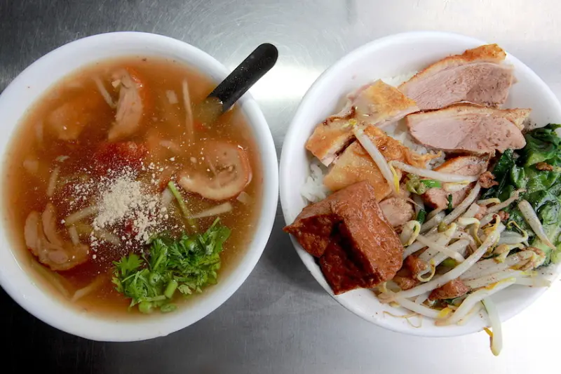 吃。高雄|楠梓區| 食尚玩家採訪過，飄香超過35年，在地知名的鴨肉料理「後街鴨肉羹」。