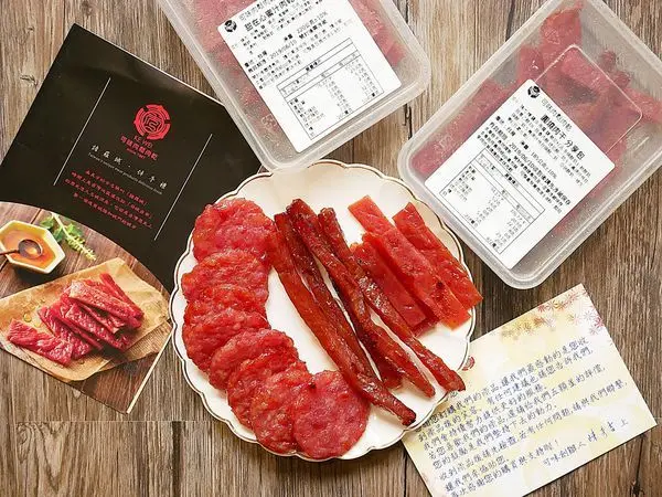 可味肉乾 - 嘉義老字號肉乾  肉質細緻又多汁  條狀、塊狀多層次口感  精緻包裝送禮有面子 (文中有重要提醒)