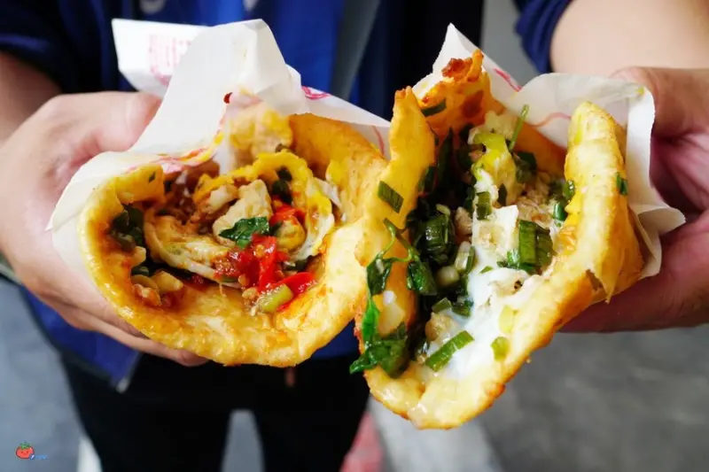 【三重必吃銅板美食】滿出來爆餡蔥花，爆餡雪釀餅只要佛心35元！全台唯一，還有隱藏版滷味送獨家醃製小菜