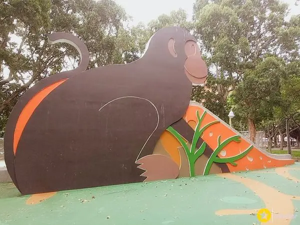 [桃園]延平公園/猴子造型滑梯/鱷魚地墊/旋轉攀爬架/鞦韆/搖搖樂/鄰近桃園火車站婦女館