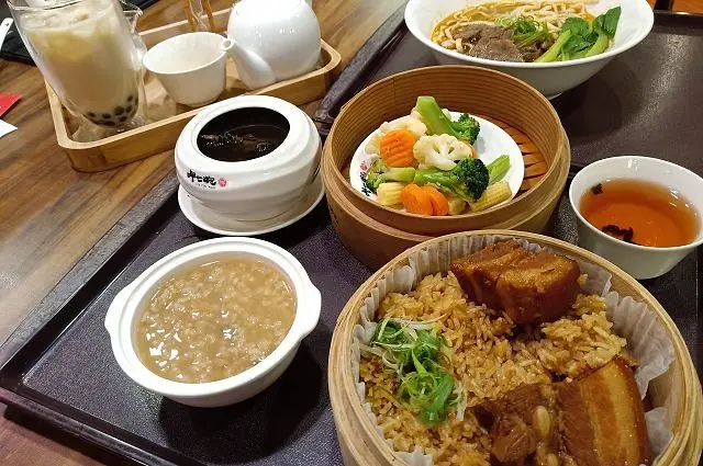 台北大安區「呷七碗」~~捷運東門站永康街小吃．提供肉粽油飯米粉牛肉麵多樣傳統美味