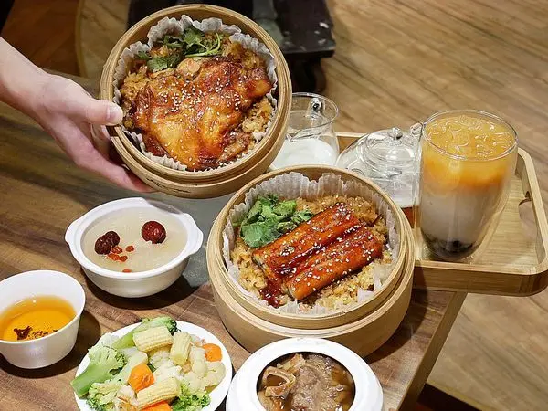 呷七碗 - 台北永康街傳統小吃大集合，台灣必吃美食一間店全部能吃到，比臉大的雞腿油飯吃完直接飽兩餐