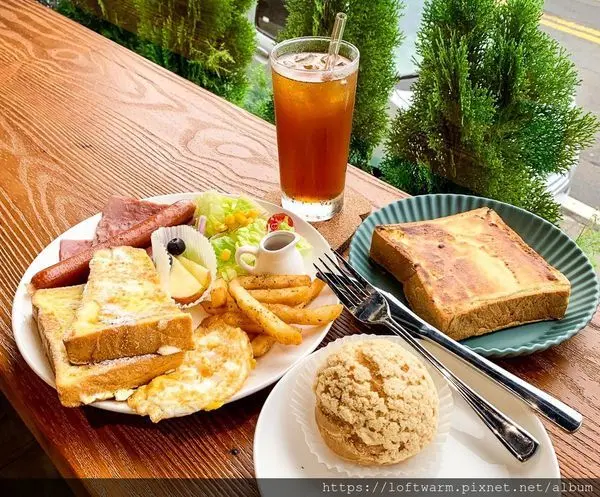 仨宅吐司 新豐早午餐下午茶咖啡店推薦 IG打卡必拍超美的彩虹吐司麵包牆 近明新科技大學...