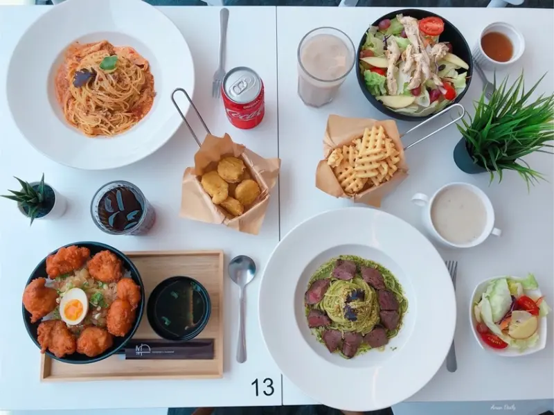 | 高雄美食 | 質感餐廳全白桌椅/加飯加麵不加價/義大利麵、丼飯、沙拉、炸物/真材實料超好吃/高應大學生最愛/半子