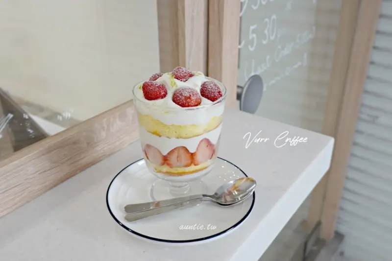 【台中】Vurr Coffee 夢幻甜點草莓杯杯 香濃達可瓦滋 科博館咖啡甜點推薦
