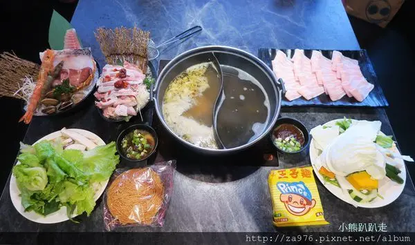 小熊發現台北信義商圈好吃的鍋物就是千荷田蔬食百匯涮涮鍋，快跟著小熊來去品嚐~