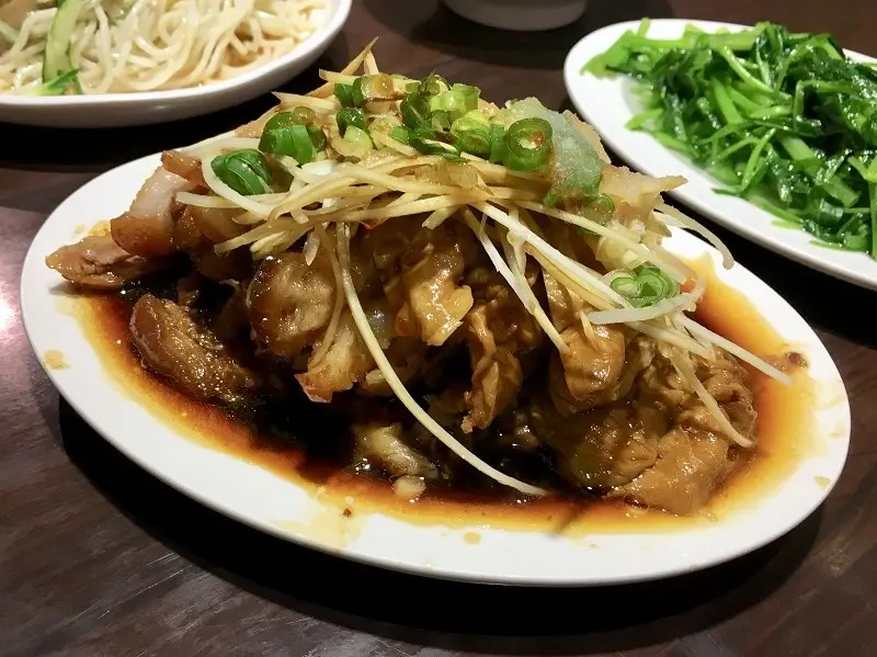 【台北｜行天宮站】金香豬腳。涼麵＿豪邁的將滷大腸一口塞進嘴巴好過癮＿膠質滿滿的滷肉飯很可以