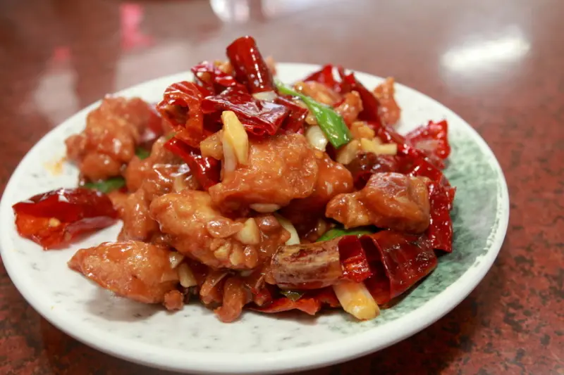 吃。高雄|岡山區。紅燒牛肉麵，水餃，川菜、台式料理，生猛海鮮，適合闔家用餐「老夫子小館」。