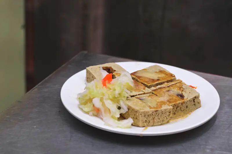 【新竹美食】金佳脆皮臭豆腐：30年在地人必吃排隊銅板小吃，新竹最強、皮脆內嫩臭到夠味！