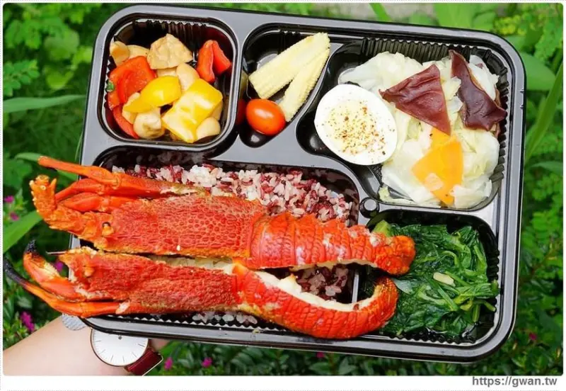 台中超蝦便當店，龍蝦、天使蝦通通擺上桌！！還有浮誇比臉大雞腿～