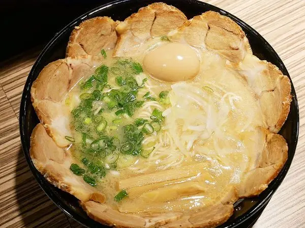 金沢拉麵 - 台北中山區拉麵推薦  用厚實叉燒肉排成一圈的拉麵  還可以免費加麵加飯  以及滿滿叉燒塊鋪頂的銅板價叉燒飯  在台北你相信嗎?