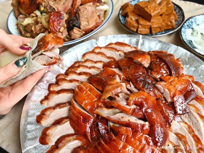鴨屋脆皮烤鴨│台中脆皮烤鴨推薦，外皮酥脆，鴨肉多汁鮮甜，餅皮超Q彈，蔥爆鴨肉加高麗菜超讚！