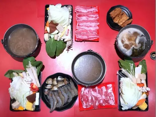 [新北]三重嘻涮涮平價特色火鍋/十幾種熬煮湯頭多選擇/新鮮菜盤真美味/新北平價涮涮鍋