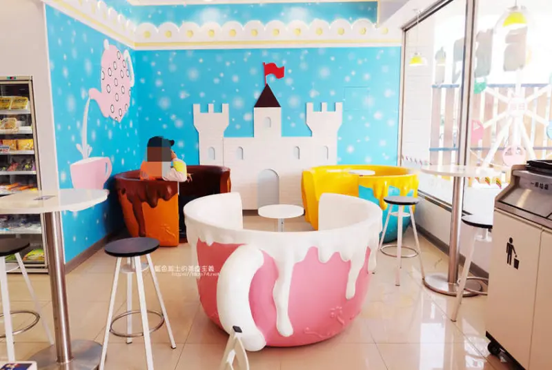 台中后里│7-11后旺門市-粉嫩色夢幻咖啡杯座，喜歡哪一個 - 藍色起士的美食主義