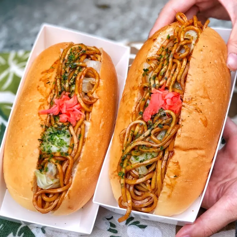 《台北*福岡天神屋台炒麵麵包 》台北車站超神祕「炒麵麵包」,沒走進巷子完全看不到，每次來仍然在排隊~(附福岡天神屋台炒麵麵包完整菜單)