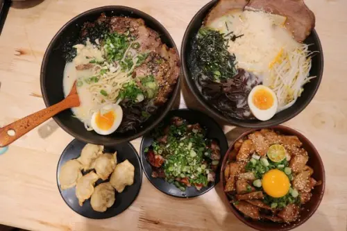 。新竹美食。安田麵屋．堅持每天新鮮現熬的豚骨湯頭就是讚