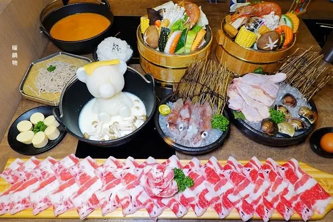 基隆火鍋宵夜美食 ▶ 暖鍋物 ▶ 療癒系牛奶浴小熊、崁仔頂漁港海鮮直送 營業至凌晨四點的火鍋店家 基隆深夜食堂 鄰近廟口夜市!