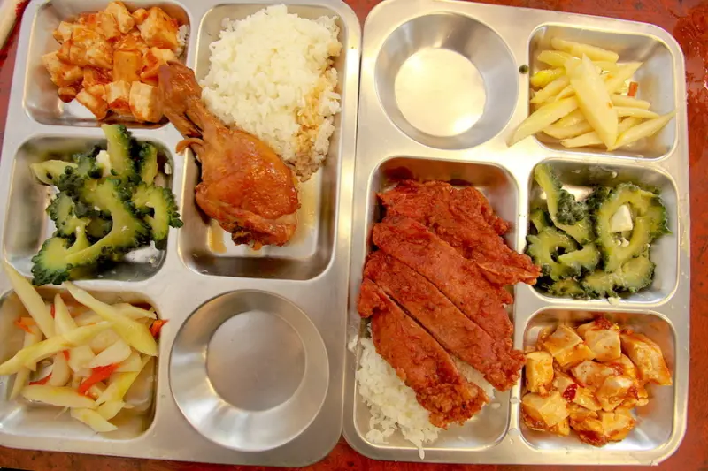 吃。高雄|鹽埕區。在地知名便當店，菜色與店名完全名不符其實，整體餐點口感頗有水準「港の味美食便當」。