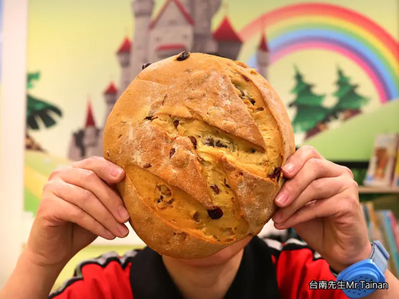 台南麵包店／跟臉一樣大的麵包／全台獨家聖誕節限定／每天只賣2.5小時／限量供應沒預訂保證買不到／老饕帶路超隱密巷弄美食