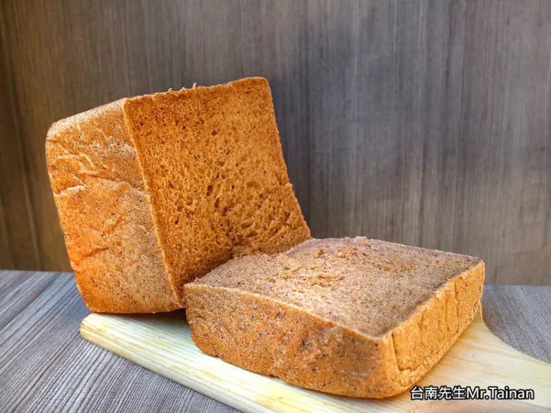 台南麵包店／還沒開門就排隊／巷弄隱藏版美食／下午才營業只賣2.5小時／產品限量供應每天不一樣／沒預訂很難買得到