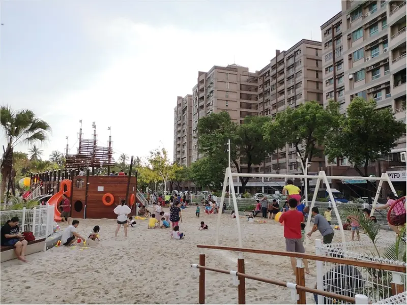 【屏東親子景點∥美食】永大公園~屏東最大白沙坑、大型海盜船、兒童單車pu跑道~盡情放電玩耍免花錢！
