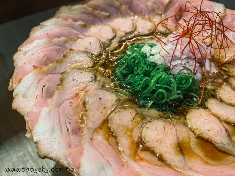 【新莊美食】熊越岳拉麵--在幸福路上，如花朵般展開著滿滿叉燒肉的拉麵！