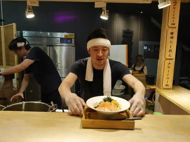 新北美食。新莊必吃 熊越岳拉麵 服務至上日式屋台，型男主廚魅力登場 - 黑皮的旅遊筆記