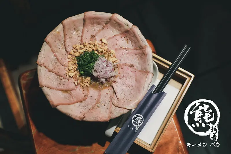 【新莊/美食】排隊兩個小時都覺得很值得，口味道地，根本米其林服務的熊越岳拉麵