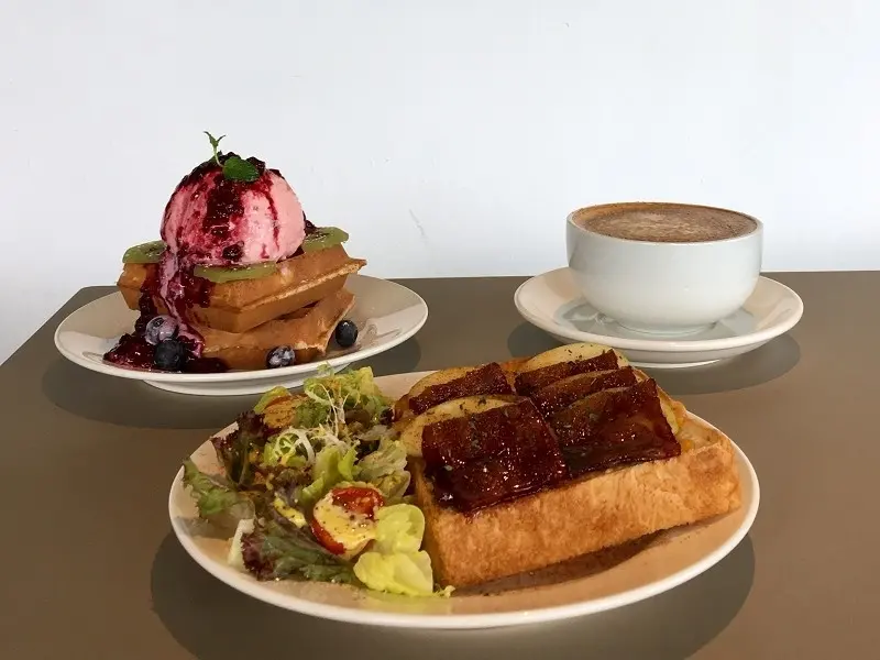 【台北｜六張犂站】生活域所 | A Living Labb＿開放三明治香氣逼人＿綠白配的室內環境氣氛輕鬆悠閒