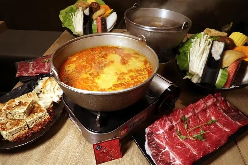 六張犁美食 得記麻辣火鍋 脆皮豆腐推薦 湯底醇厚附臭豆腐鴨血cp值高 菜盤可換肉肉~