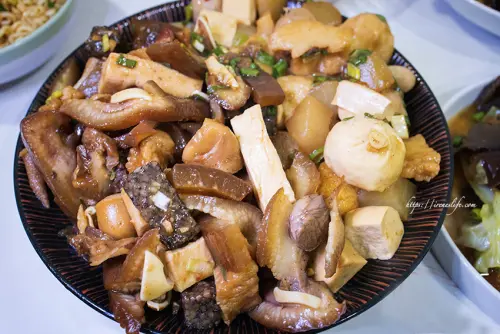 滷味的價格、鐵板燒的食材，雞睪丸、澎湖小卷、日本干貝通通都能滷