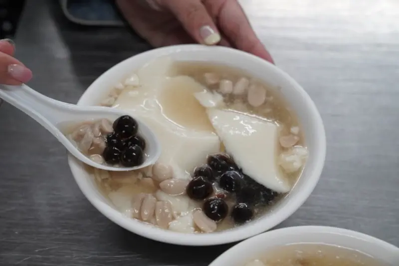 士林美食 社子古早味豆花｜這種價錢跟份量要去哪裡找～排隊人潮不斷，料多實在古早味豆花！ · 算命的說我很愛吃